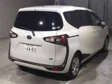 Toyota Sienta 1